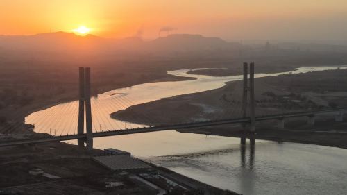 鋼鐵巨龍靜臥母親河之(zhi)上