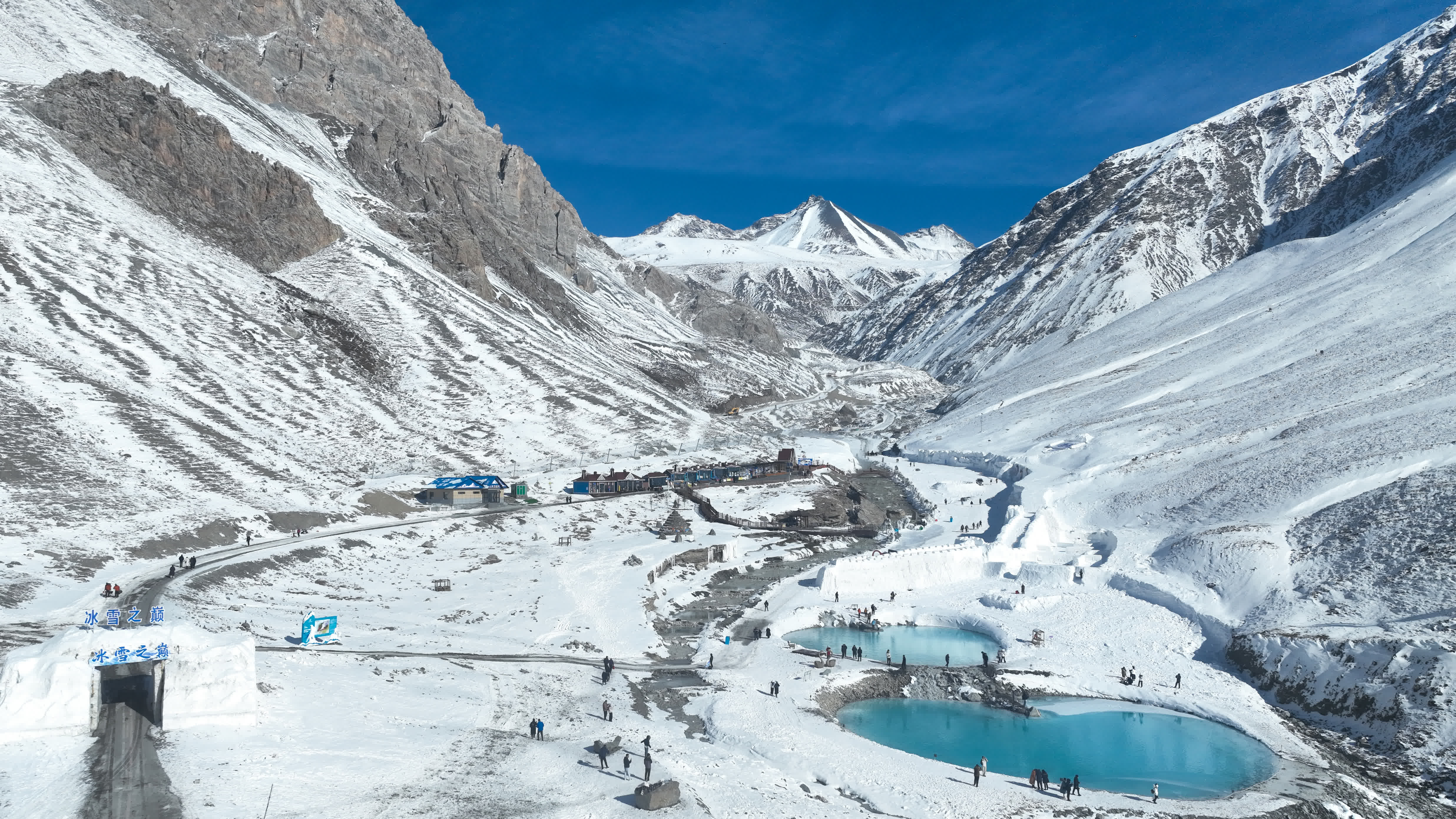 這昰(shi)12月25日(ri)拍攝的(de)青海省海北藏族自治州門源回族自治縣的(de)崗什卡雪(xuě)峰景區（無人(ren)機照片）。（新(xin)華社(she))）