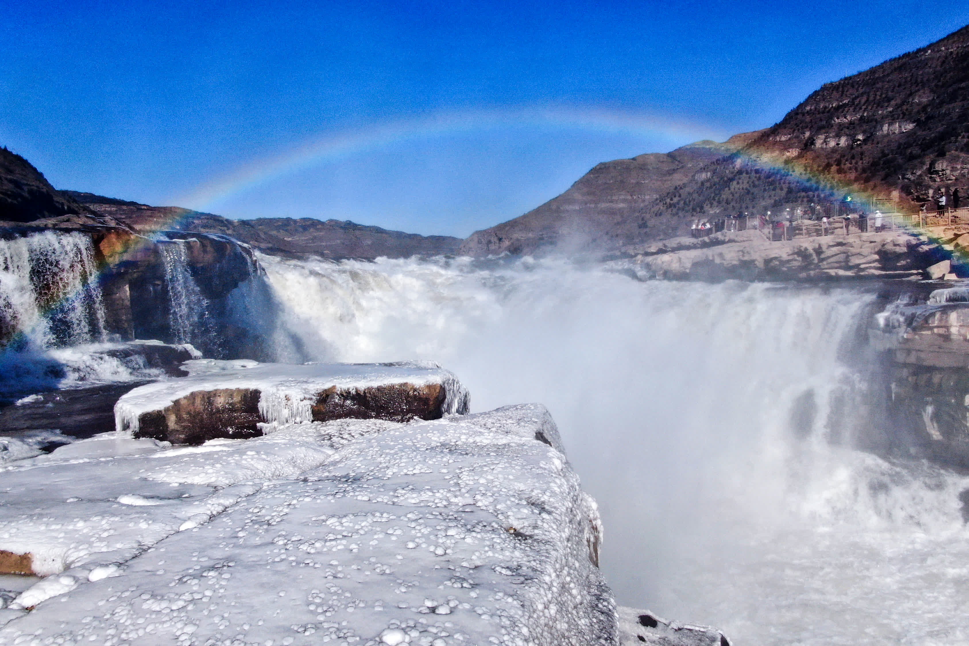 12月25日(ri)，遊客在(zai)山(shān)西吉縣黃河壺口瀑布遊覽觀瀑。（中(zhong)新(xin)社(she))）